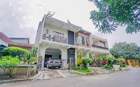 Oyo 90319 Angler Guest House Malang